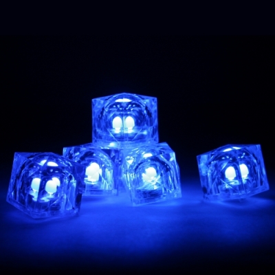 Cubitos de hielo intermitentes azul